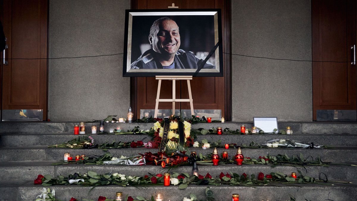 Blízcí a přátelé se rozloučili s moderátorem Patrikem Hezuckým. (12.12.2025)