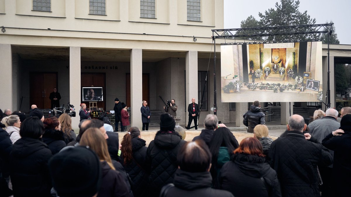 Blízcí a přátelé se rozloučili s moderátorem Patrikem Hezuckým. (12.12.2025)