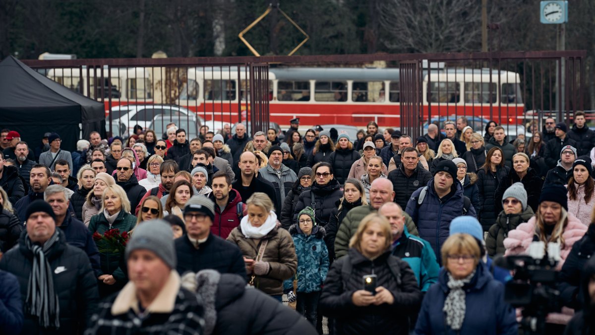 Blízcí a přátelé se rozloučili s moderátorem Patrikem Hezuckým. (12.12.2025)