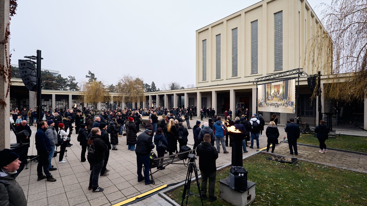 Blízcí a přátelé se rozloučili s moderátorem Patrikem Hezuckým. (12.12.2025)