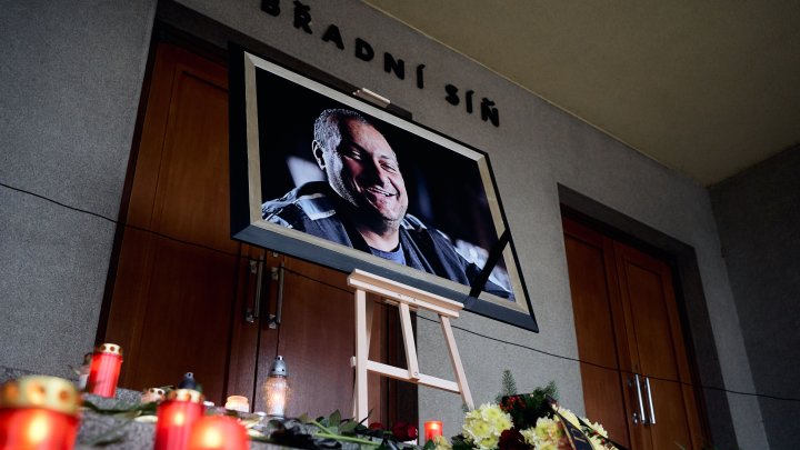 Blízcí a přátelé se rozloučili s moderátorem Patrikem Hezuckým. (12.12.2025)