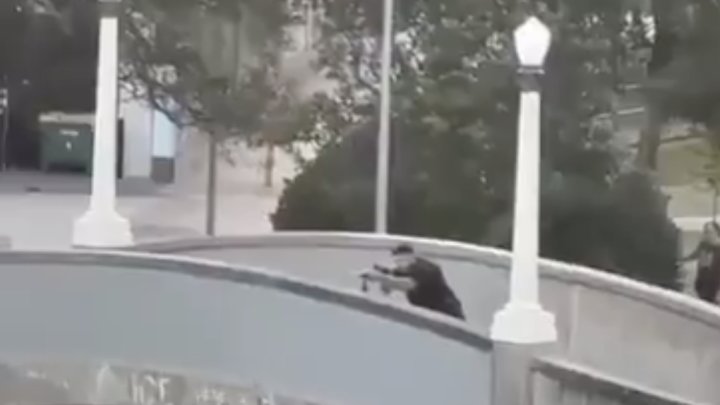 Australská policie zasahuje proti střelcům na Bondi Beach. (14.12.2025)