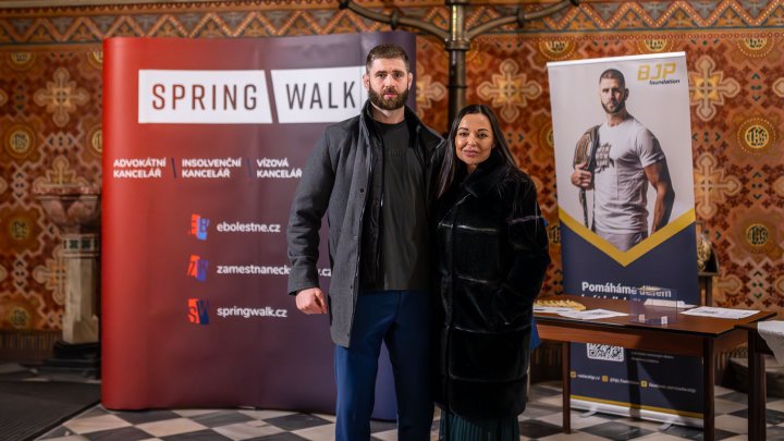 Jiří Procházka a jeho partnerka Kamila na adventním koncertu BJP Foundation.