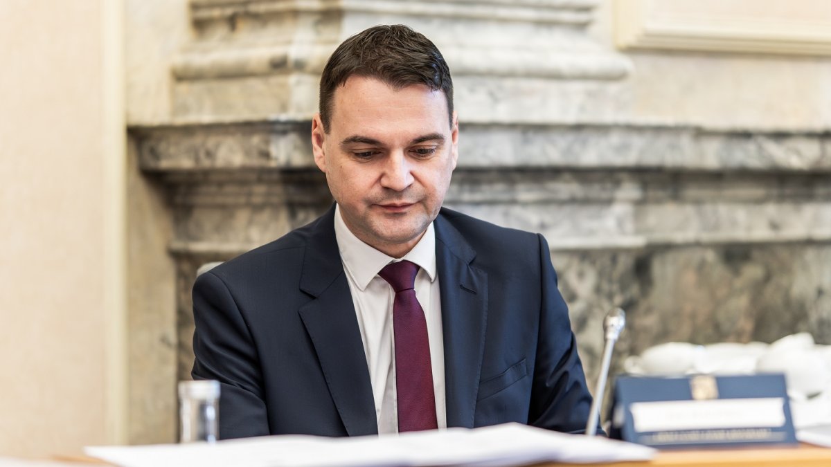 Petr Macinka na zasedání nové vlády