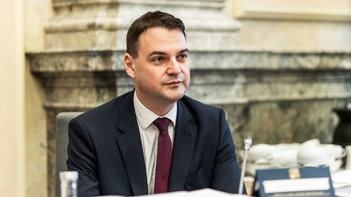 Petr Macinka na zasedání nové vlády