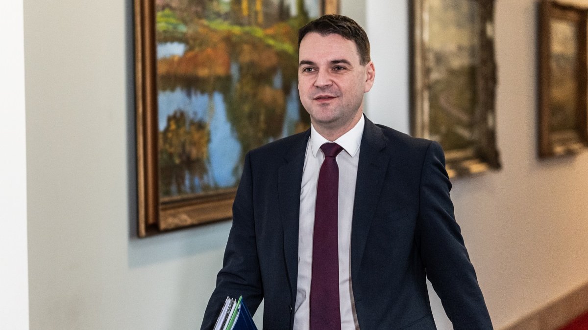 Petr Macinka přichází na zasedání nové vlády