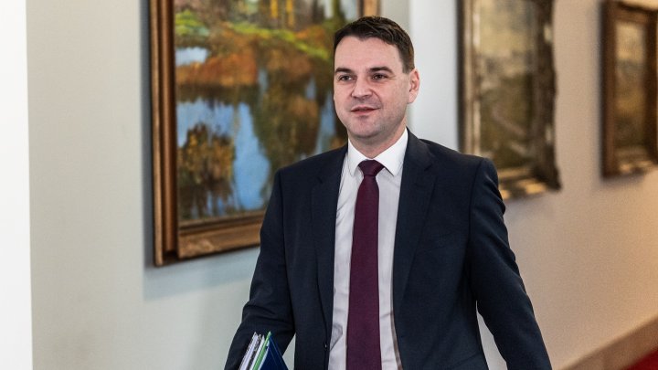 Petr Macinka přichází na zasedání nové vlády