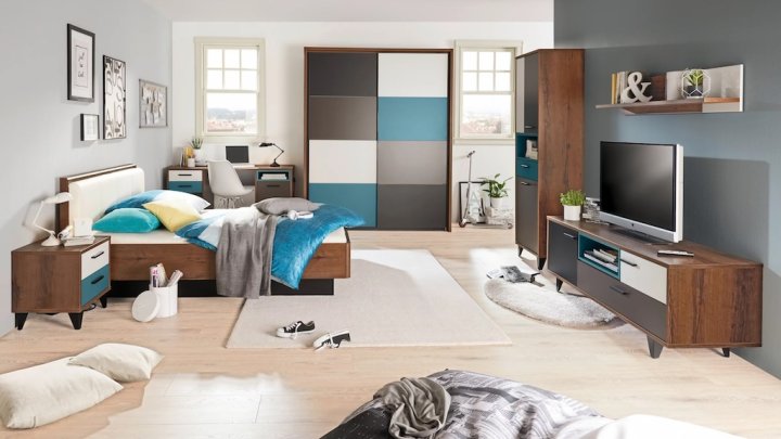 Šatní skříň a komody v malém bytě