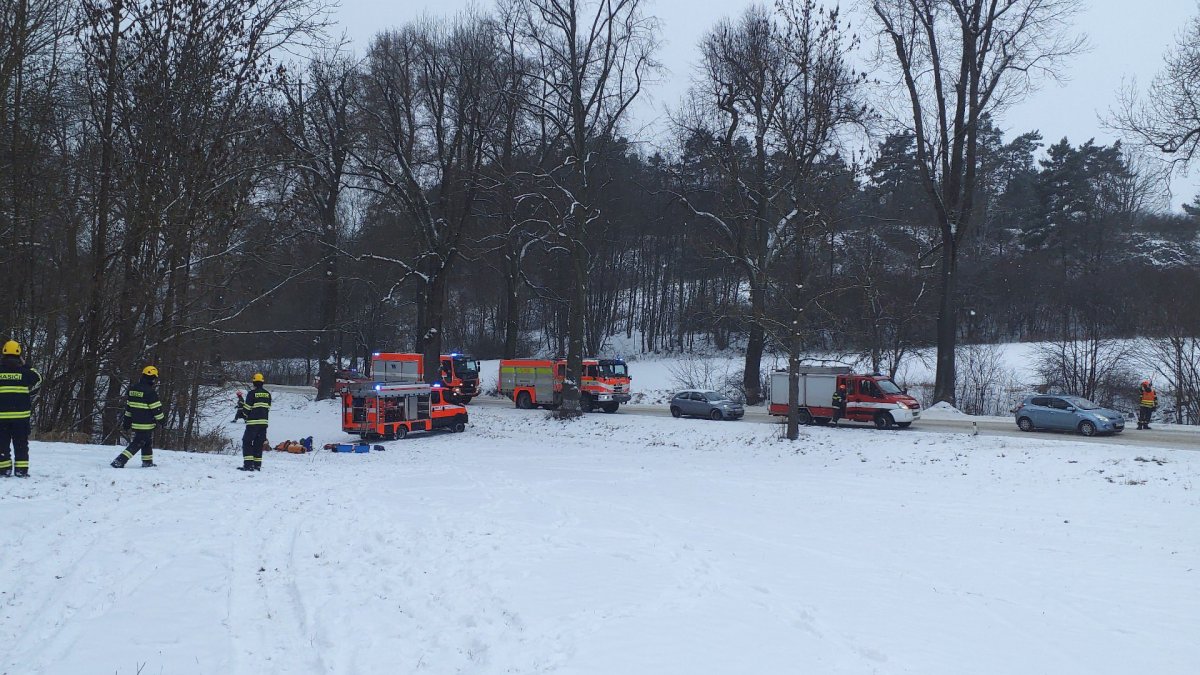 Záchranáři vyprošťují zraněného z jeskyně v Moravském krasu. (10.1.2026)