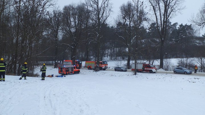 Záchranáři vyprošťují zraněného z jeskyně v Moravském krasu. (10.1.2026)