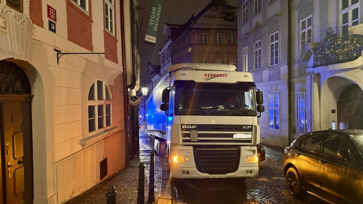 Kamion se nepochopitelně dostal do Nerudovy ulice na Malé Straně. 