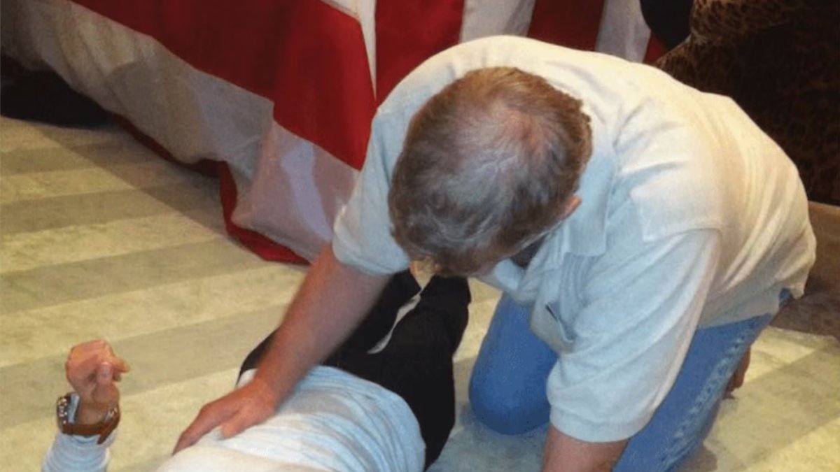 Fotografie, které zachycují Andrewa ve velmi kontroverzních pózách