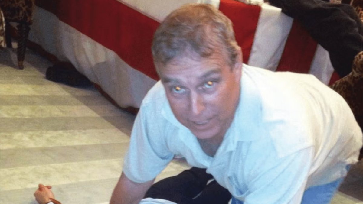 Fotografie, které zachycují Andrewa ve velmi kontroverzních pózách