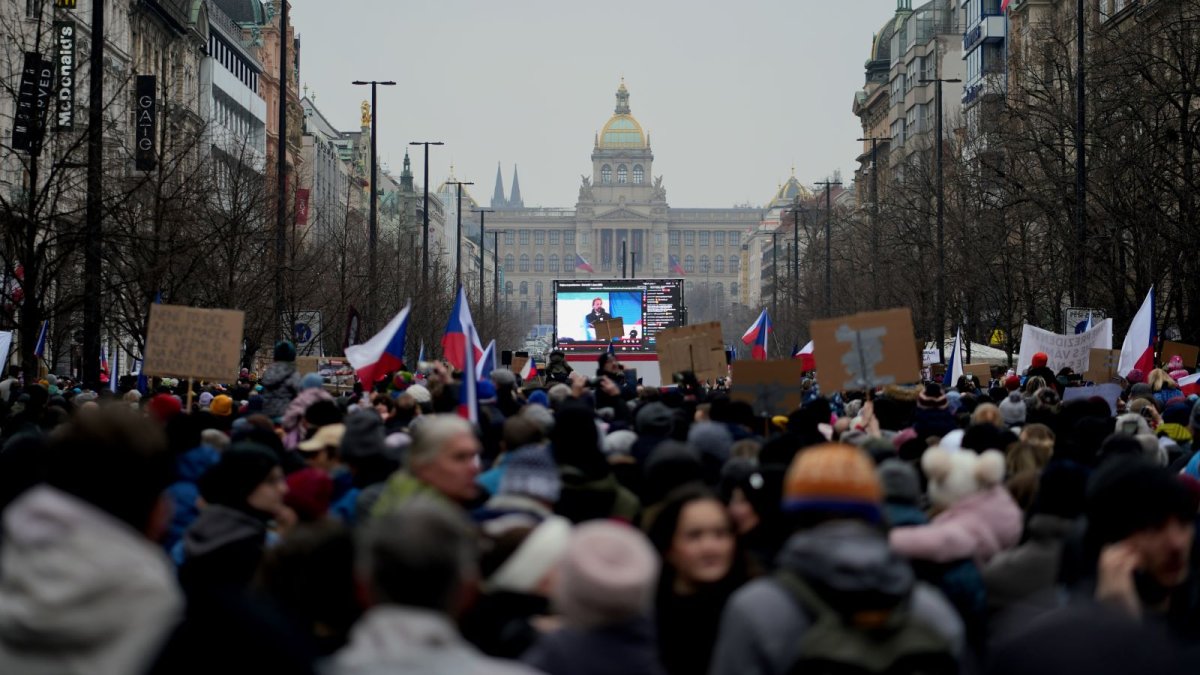 Česko na Staroměstském a Václavském náměstí mohutně demonstruje na podporu Pavla