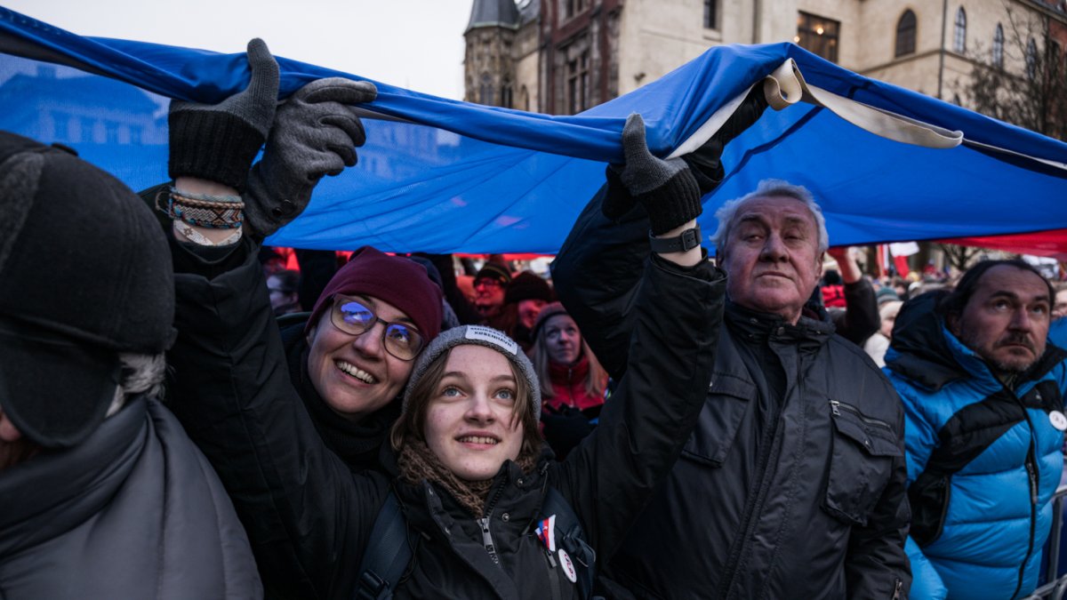 Česko na Staroměstském a Václavském náměstí mohutně demonstruje na podporu Pavla