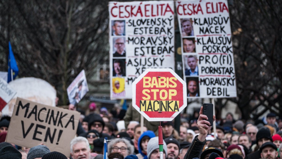 Česko na Staroměstském a Václavském náměstí mohutně demonstruje na podporu Pavla