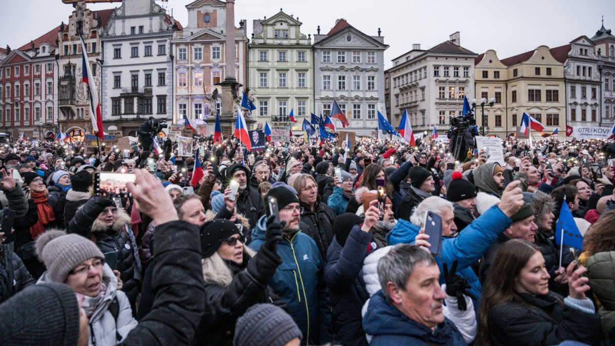 Česko na Staroměstském a Václavském náměstí mohutně demonstruje na podporu Pavla