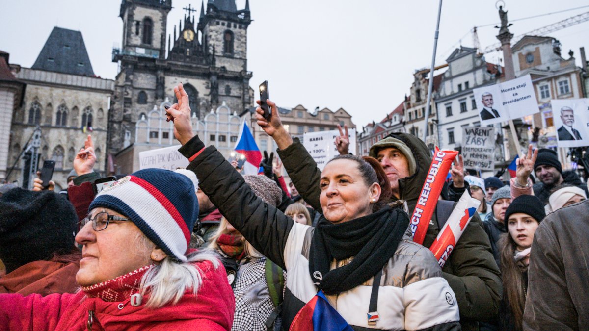 Česko na Staroměstském a Václavském náměstí mohutně demonstruje na podporu Pavla
