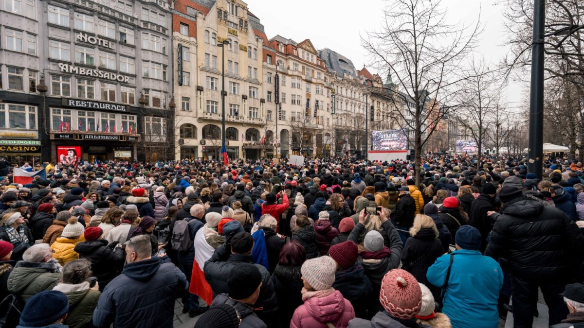 Česko na Staroměstském a Václavském náměstí mohutně demonstruje na podporu Pavla
