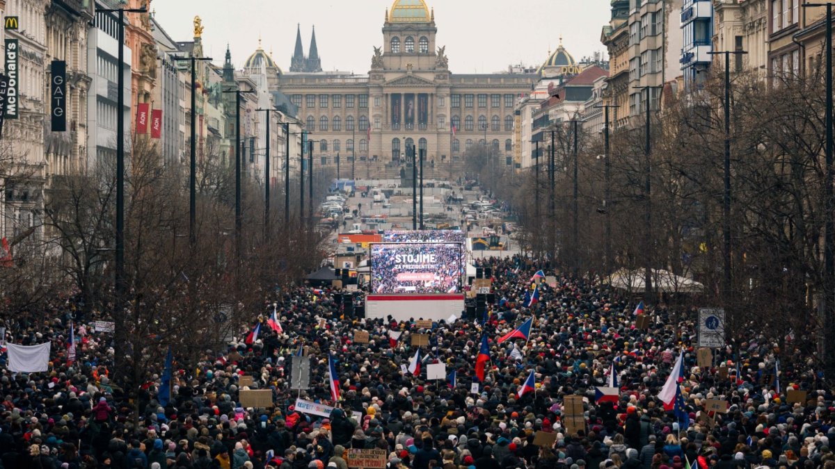 Česko na Staroměstském a Václavském náměstí mohutně demonstruje na podporu Pavla