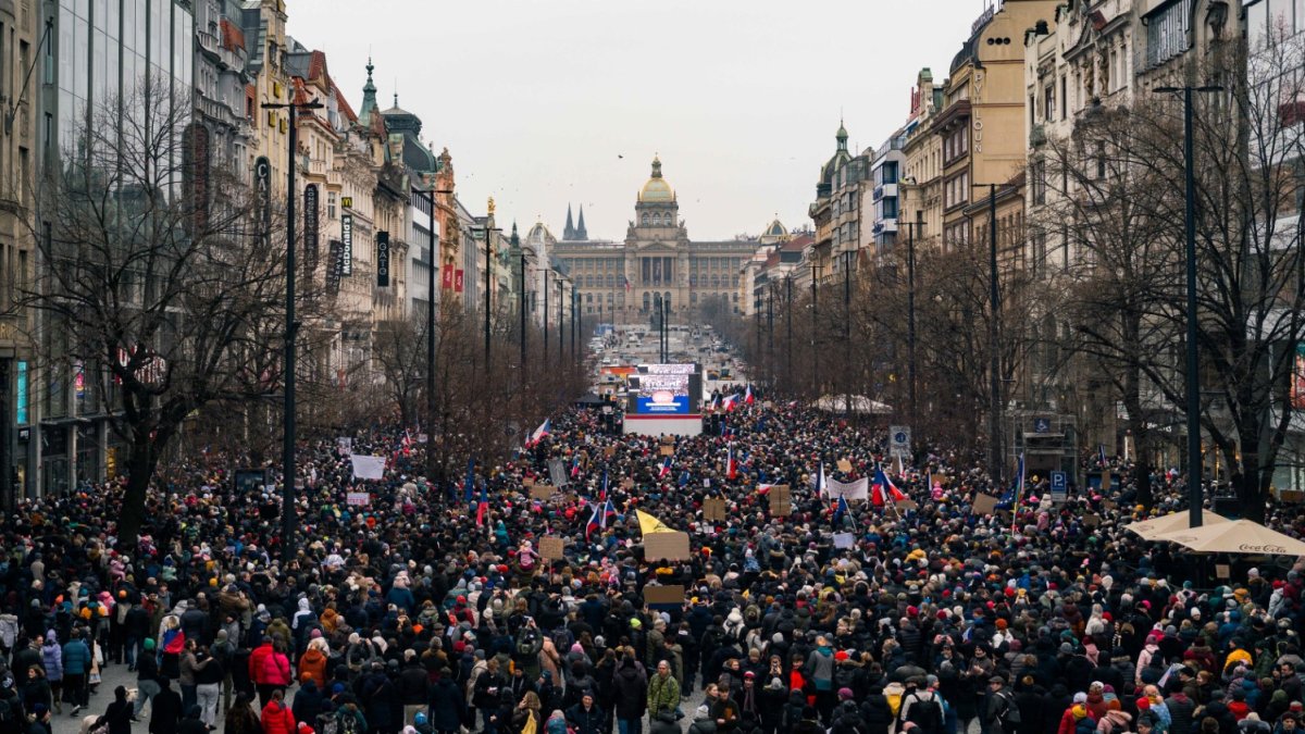 Česko na Staroměstském a Václavském náměstí mohutně demonstruje na podporu Pavla