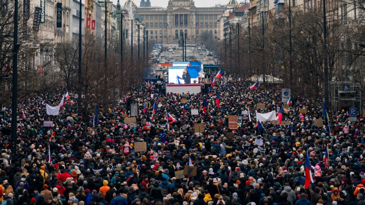 Česko na Staroměstském a Václavském náměstí mohutně demonstruje na podporu Pavla
