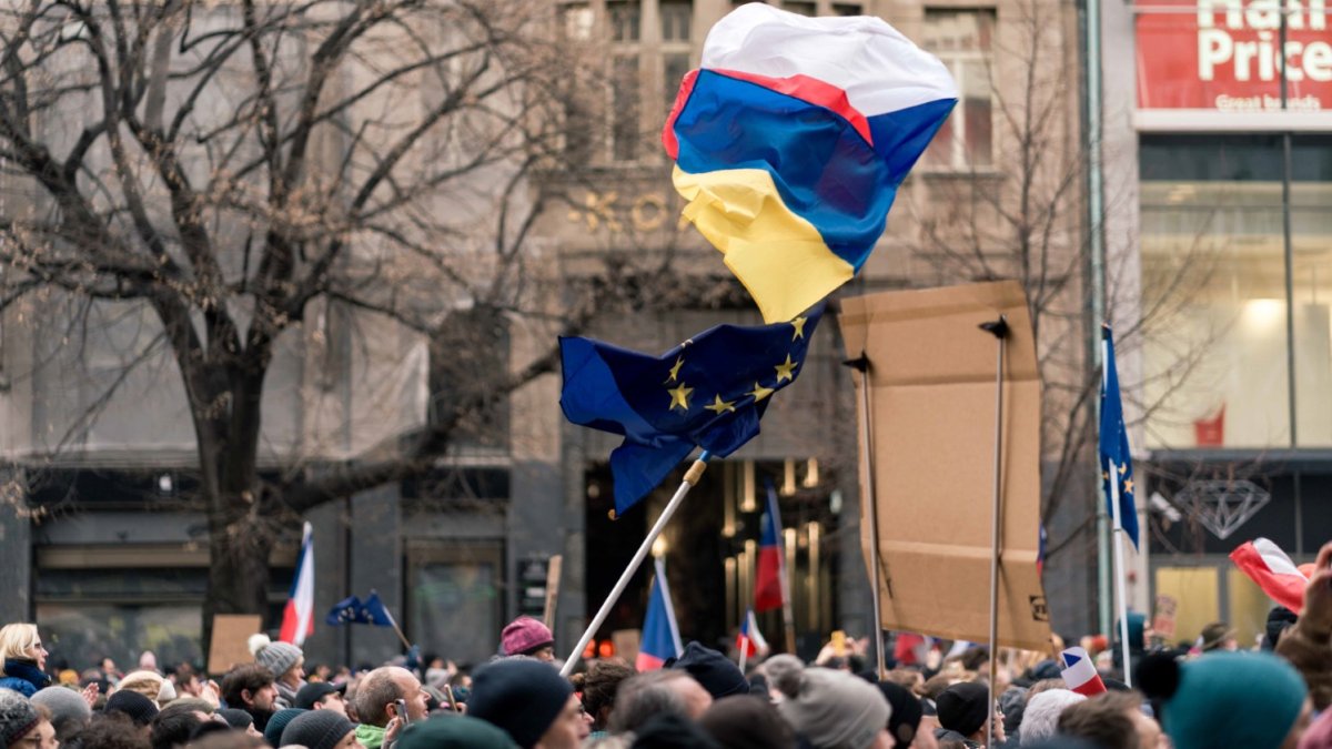 Česko na Staroměstském a Václavském náměstí mohutně demonstruje na podporu Pavla
