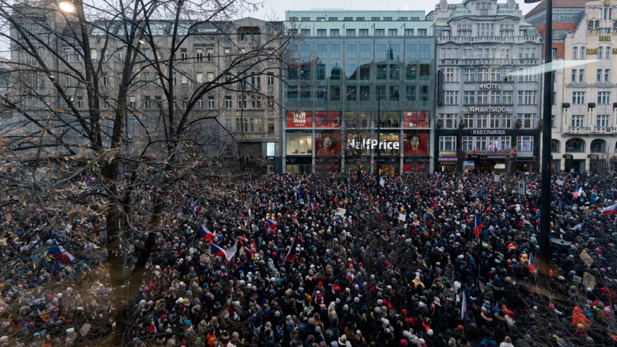 Česko na Staroměstském a Václavském náměstí mohutně demonstruje na podporu Pavla