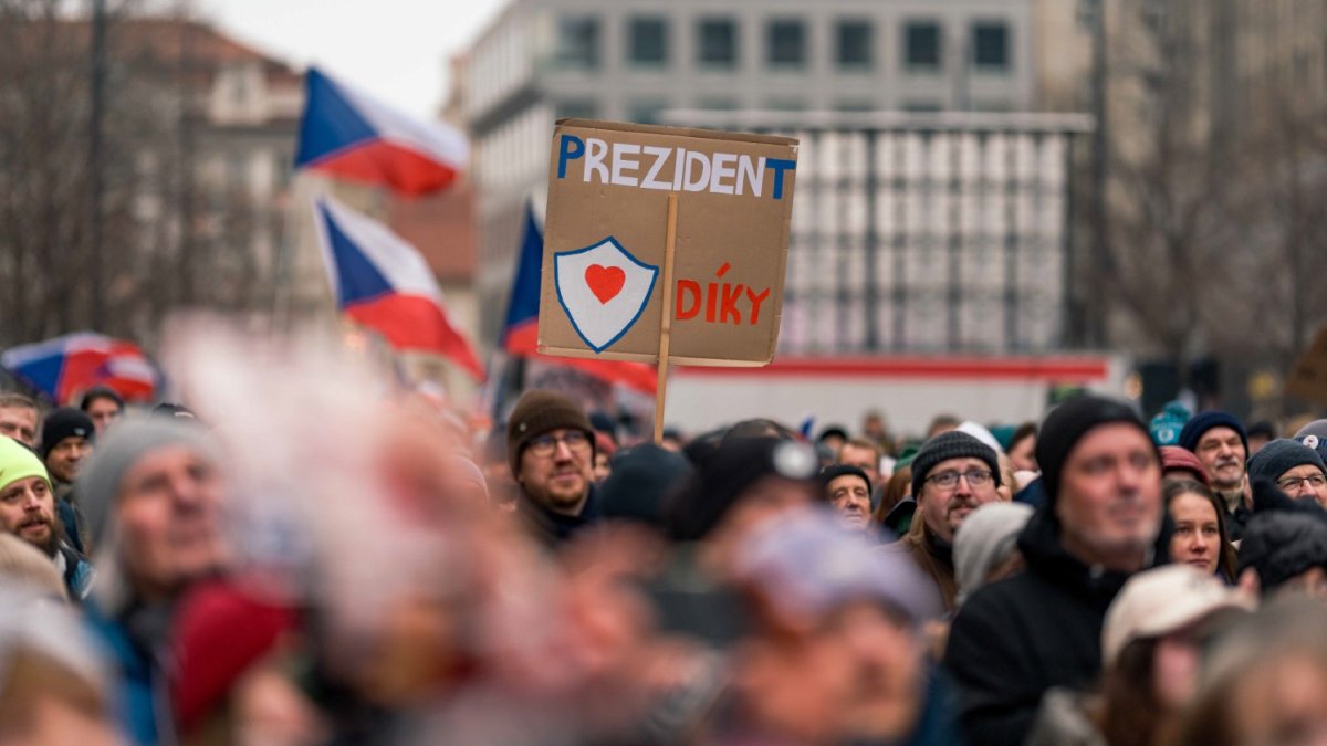 Česko na Staroměstském a Václavském náměstí mohutně demonstruje na podporu Pavla