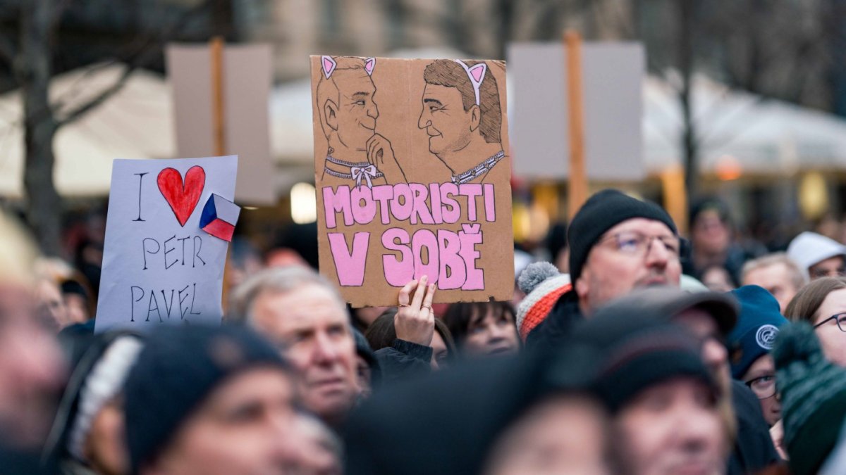 Česko na Staroměstském a Václavském náměstí mohutně demonstruje na podporu Pavla