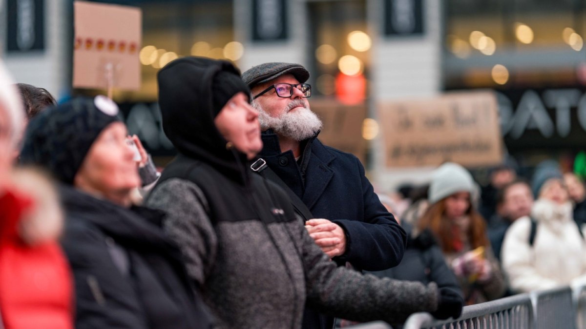 Česko na Staroměstském a Václavském náměstí mohutně demonstruje na podporu Pavla