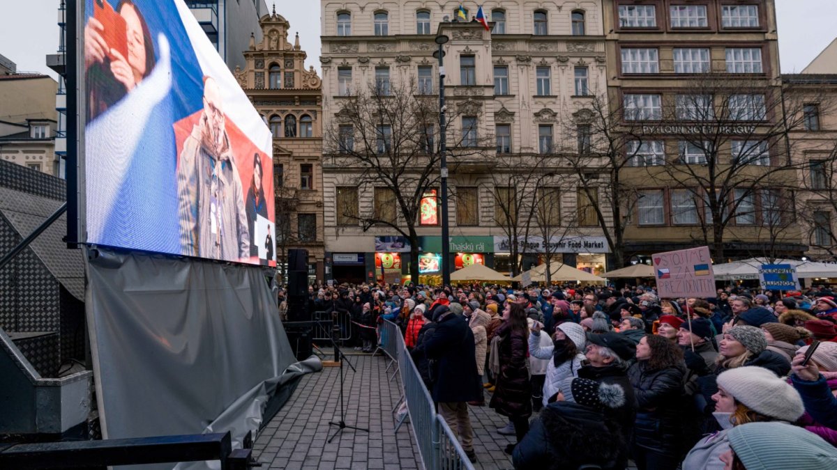 Česko na Staroměstském a Václavském náměstí mohutně demonstruje na podporu Pavla