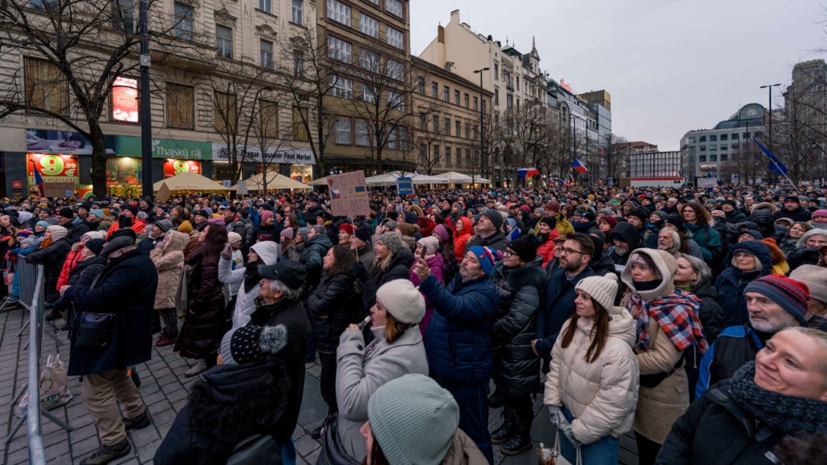 Česko na Staroměstském a Václavském náměstí mohutně demonstruje na podporu Pavla