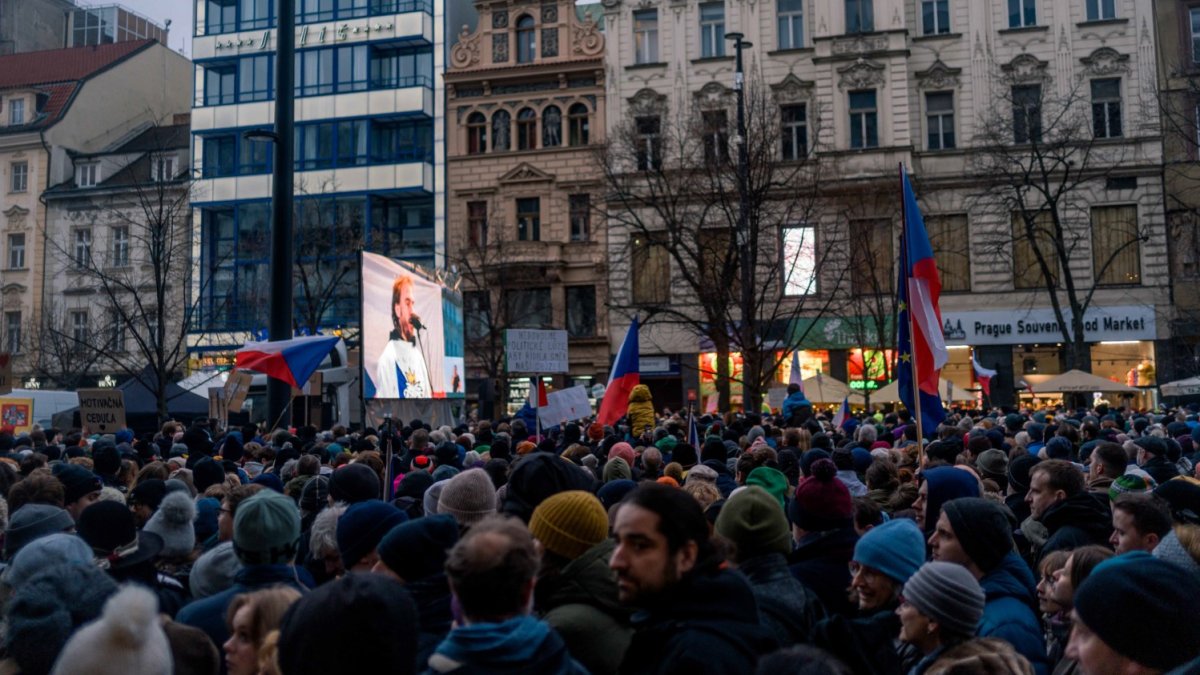 Česko na Staroměstském a Václavském náměstí mohutně demonstruje na podporu Pavla