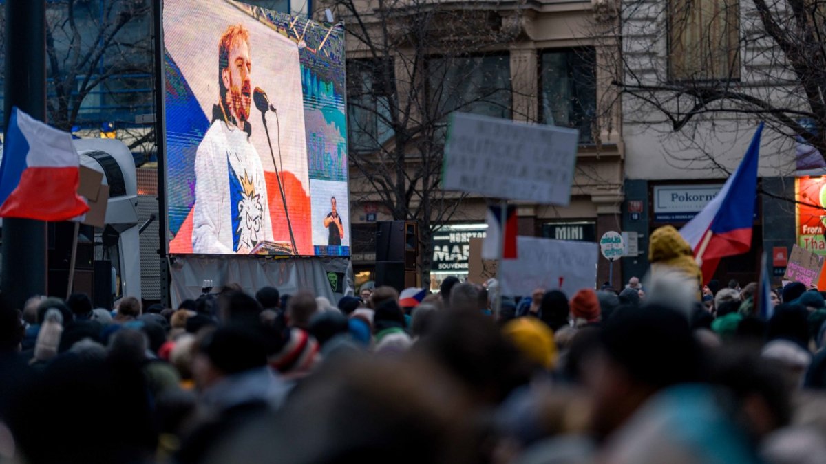 Česko na Staroměstském a Václavském náměstí mohutně demonstruje na podporu Pavla