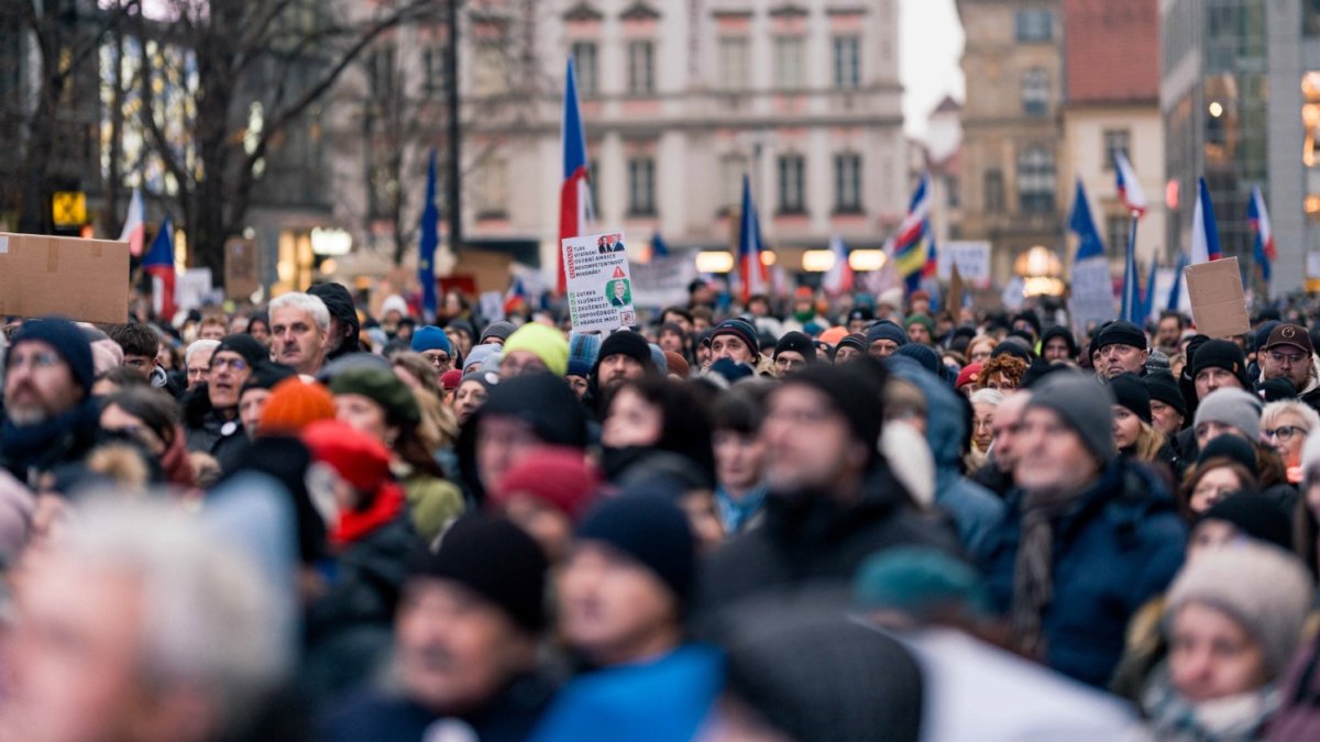 Česko na Staroměstském a Václavském náměstí mohutně demonstruje na podporu Pavla