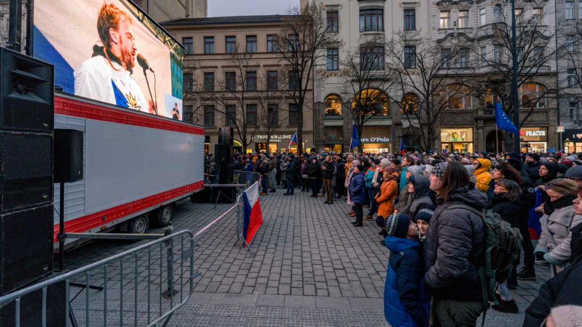Česko na Staroměstském a Václavském náměstí mohutně demonstruje na podporu Pavla