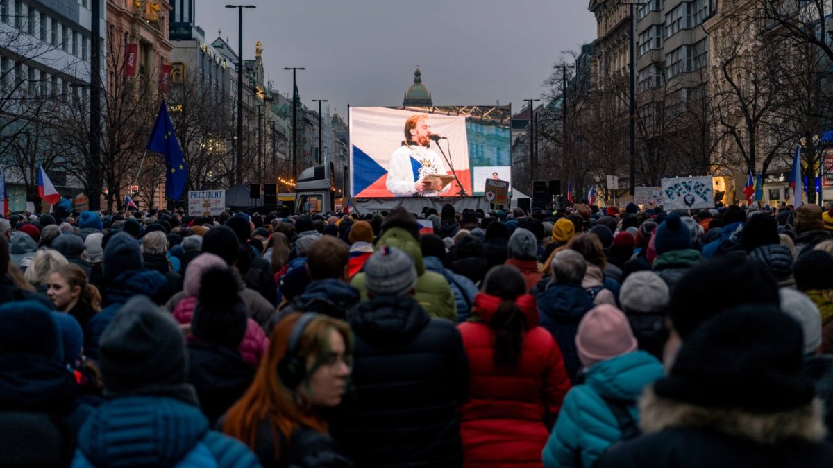 Česko na Staroměstském a Václavském náměstí mohutně demonstruje na podporu Pavla