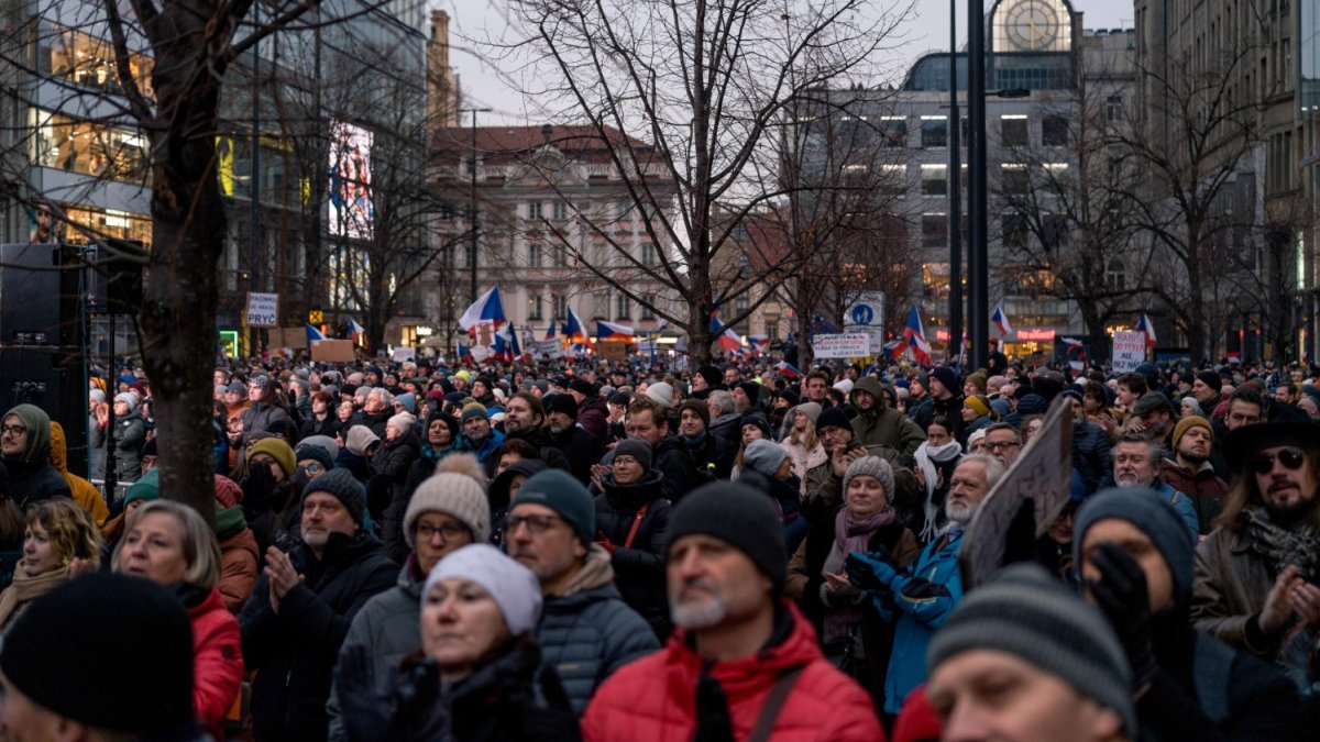 Česko na Staroměstském a Václavském náměstí mohutně demonstruje na podporu Pavla