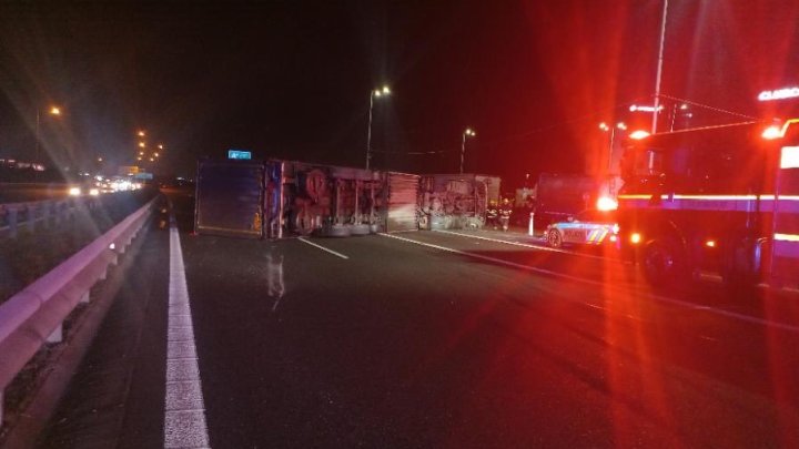 Dálnici D1 uzavřel převrácený kamion. (6.2.2026)