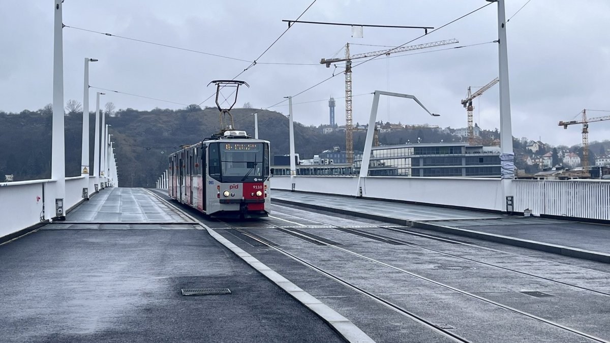 Tramvaj při zkušební jízdě na Dvoreckém mostě. 
