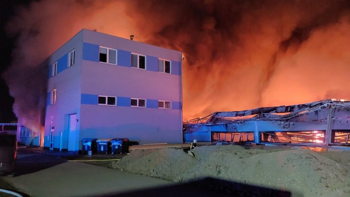 Hasiči od rána zasahují u požáru haly v Pardubicích. (20.3.2026)