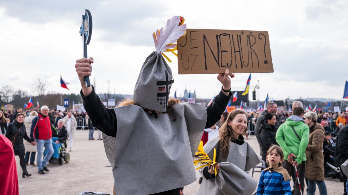 Lidé se scházejí na Letenské pláni na shromáždění Milionu chvilek pro demokracii. (21.3.2026)