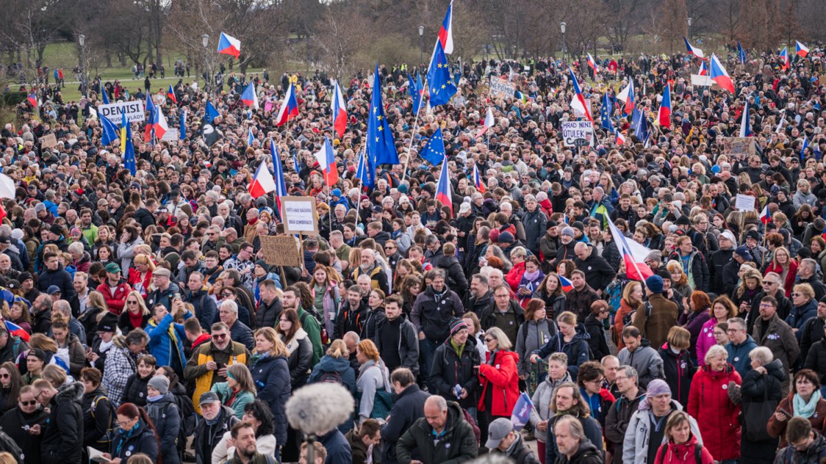 Lidé se scházejí na Letenské pláni na shromáždění Milionu chvilek pro demokracii. (21.3.2026)
