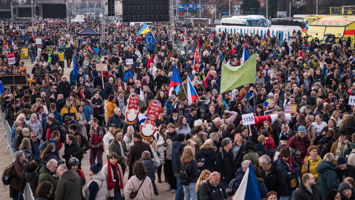 Lidé se scházejí na Letenské pláni na shromáždění Milionu chvilek pro demokracii. (21.3.2026)