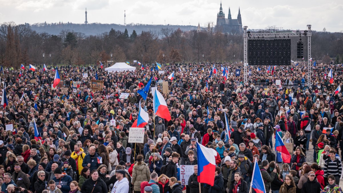 Lidé se scházejí na Letenské pláni na shromáždění Milionu chvilek pro demokracii. (21.3.2026)