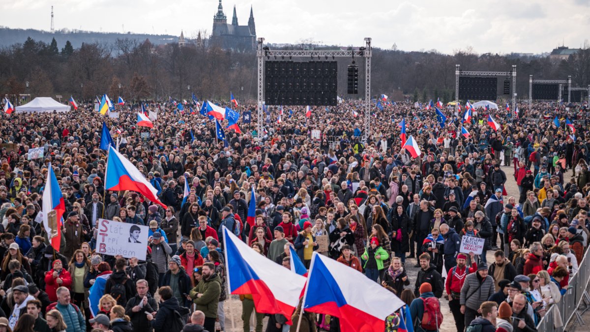 Lidé se scházejí na Letenské pláni na shromáždění Milionu chvilek pro demokracii. (21.3.2026)