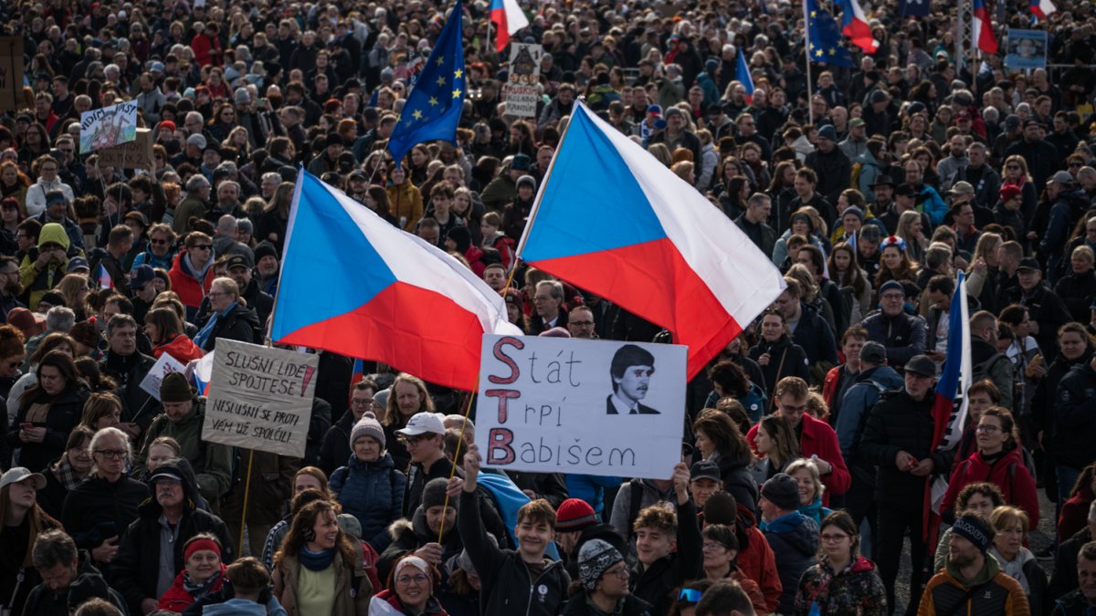 Lidé se sešli na Letenské pláni na shromáždění Milionu chvilek pro demokracii. (21.3.2026)