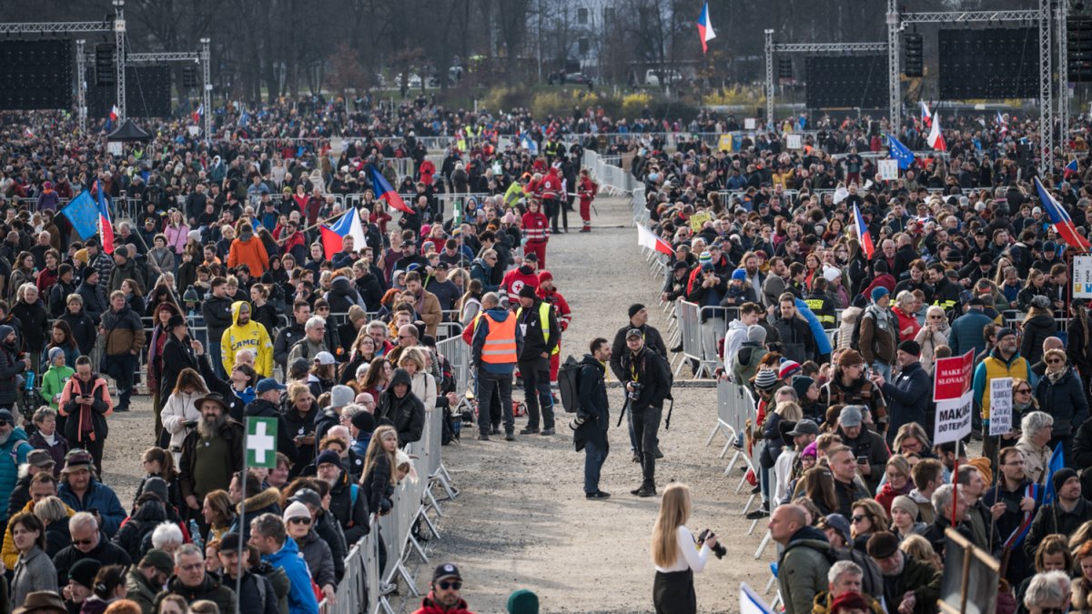 Lidé se sešli na Letenské pláni na shromáždění Milionu chvilek pro demokracii. (21.3.2026)