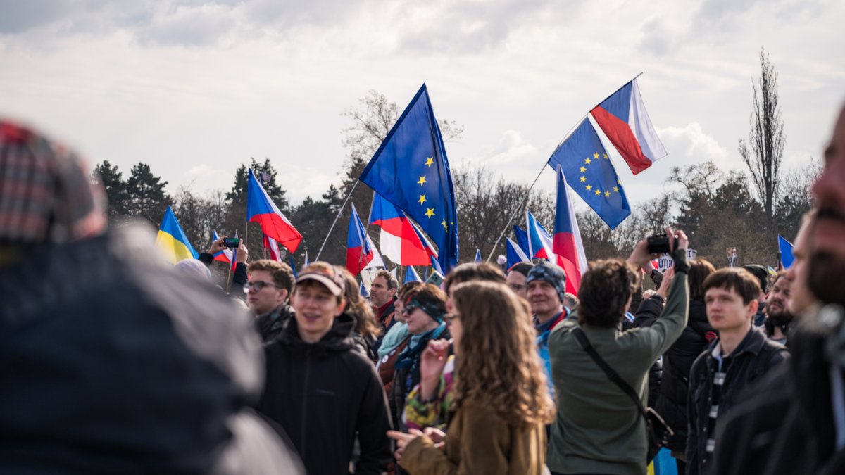 Lidé se sešli na Letenské pláni na shromáždění Milionu chvilek pro demokracii. (21.3.2026)